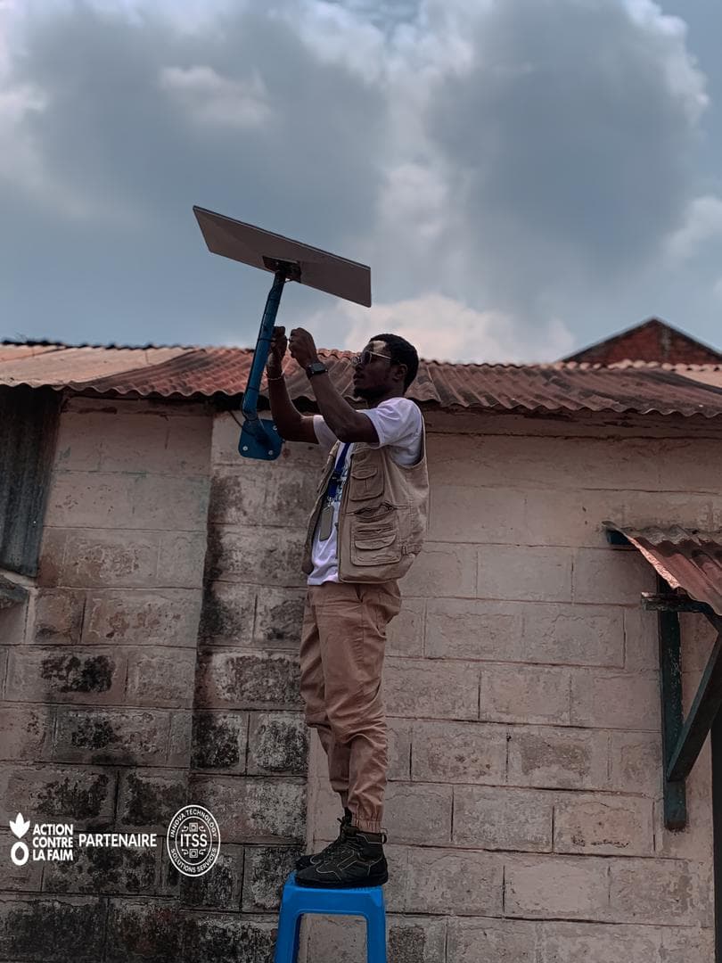 L'équipe ITSS préparant l'antenne Starlink à Mungwalu