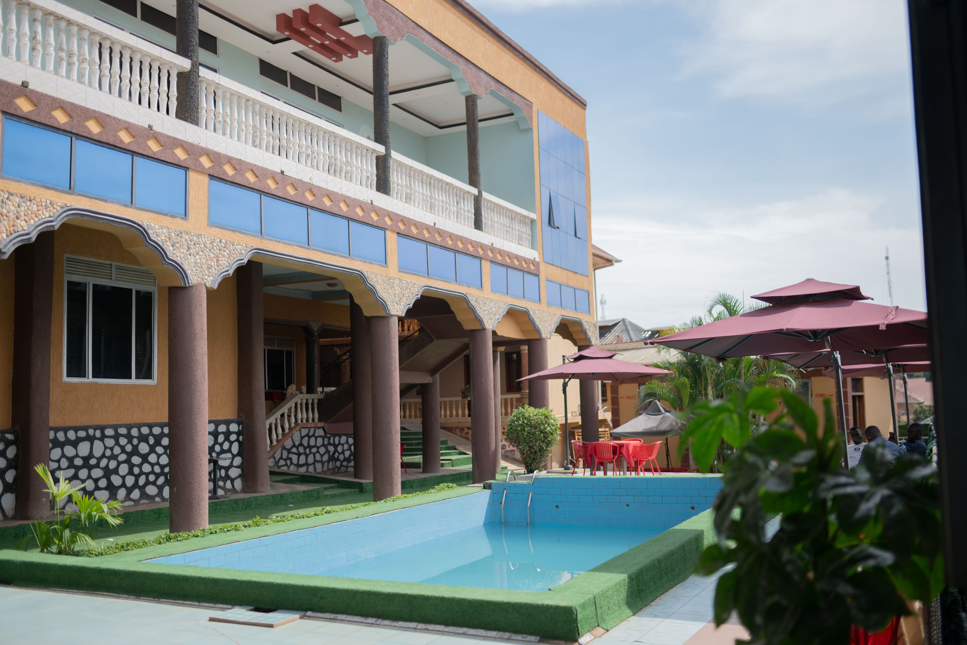 Aperçu du logiciel HSafari et du site web Karibuni.